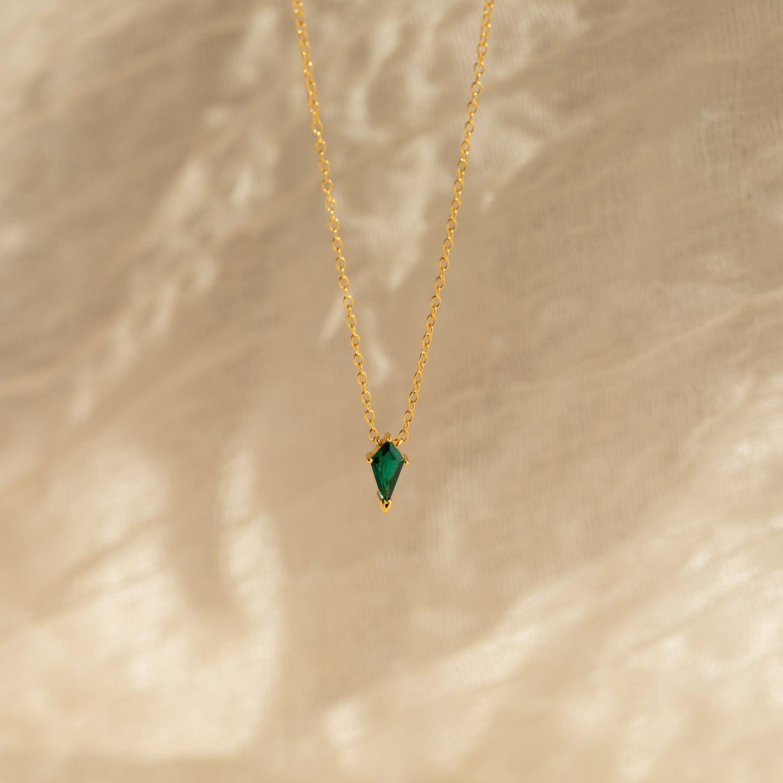 Elegant Radiance: Art Deco Kite Pendant Necklace 18K Gold Emerald
